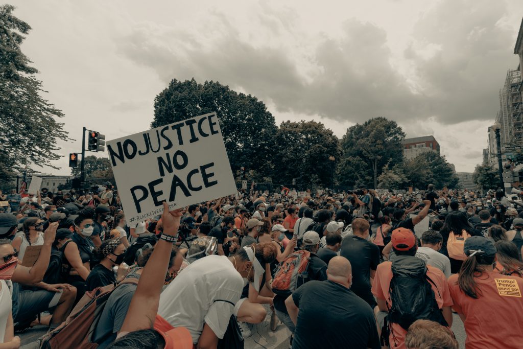 A crowd kneels at the Black Lives Matter protest in Washington DC 6/6/2020 (IG: @clay.banks)
